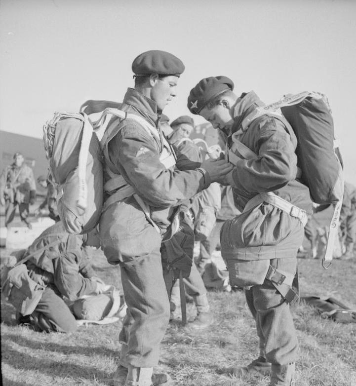 British_paratroopers_April_1944 - 2