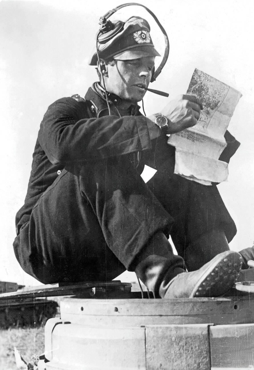 german-panzer-commander-officer-cap-with-headphones