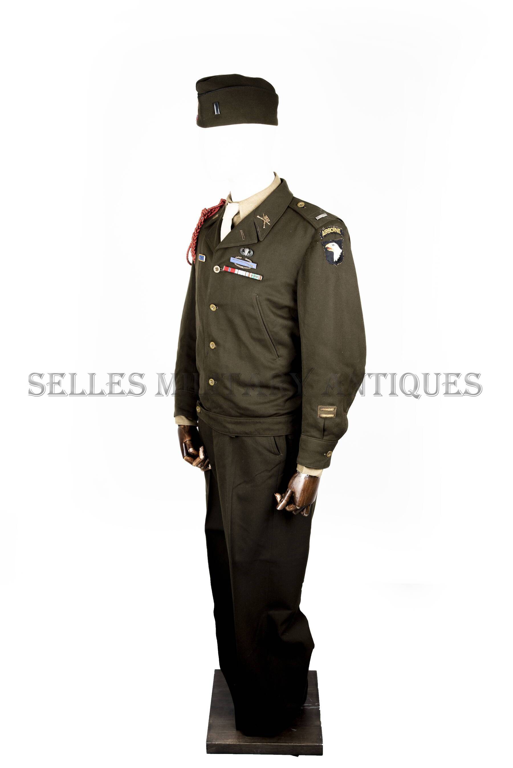 Grouping officier lieutenant 101st Airborne parachutiste US (2)