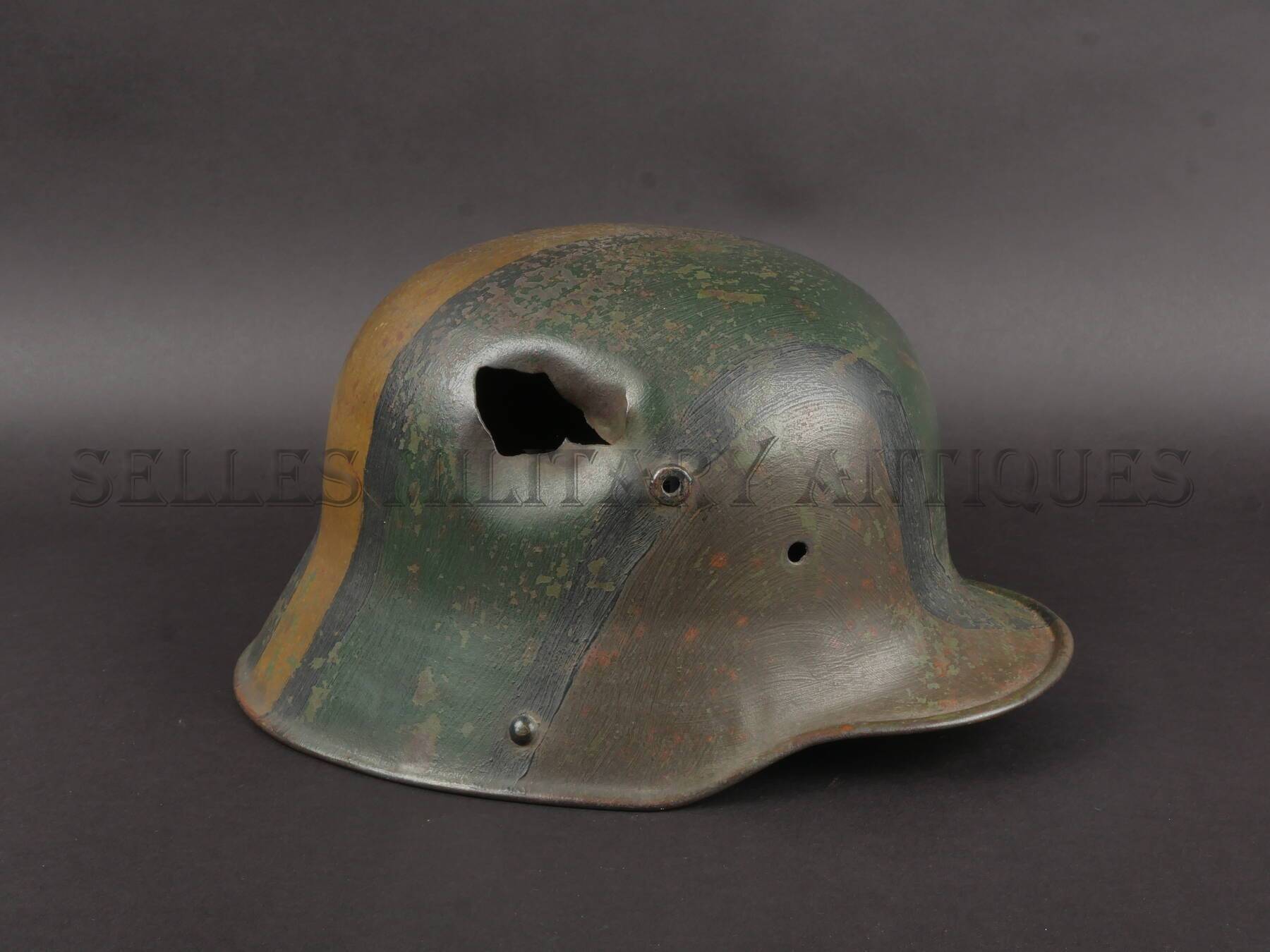 Casque allemand modèle 1916 feldgrau, nominatif, avec impact