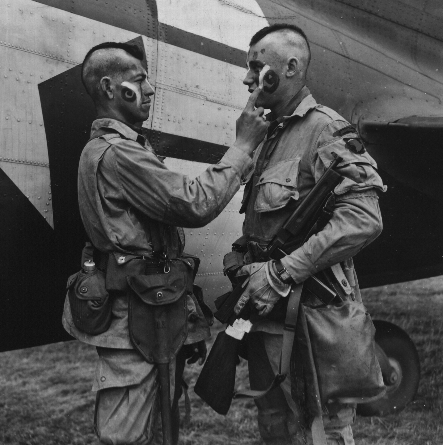 Paratrooper_applies_war_paint_111-SC-193551cropped (1)