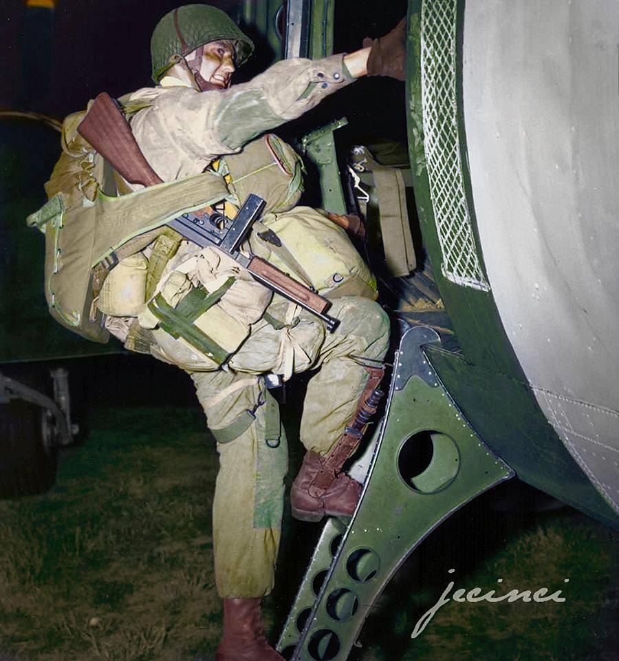 paratrooper-en-route-for-normandy-00-couleur